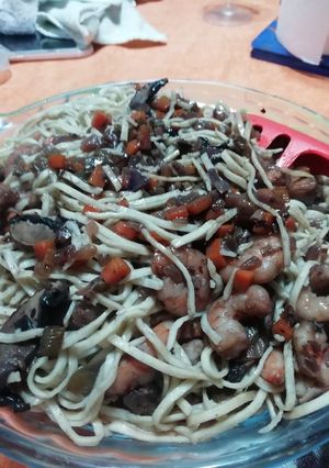 Una foto de Salteado de camarones y verdura con Fideos frescos caseros