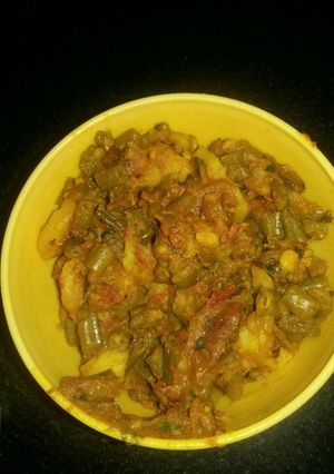 A picture of Aalu beens with curd.