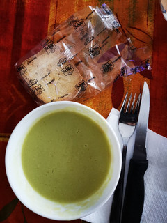 Una foto de Crema de apio y calabacín