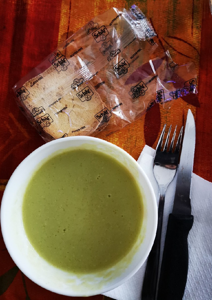 Una foto de Crema de apio y calabacín