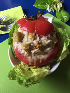 Una foto de Tomates rellenos de ensalada de arroz