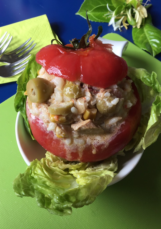 Una foto de Tomates rellenos de ensalada de arroz