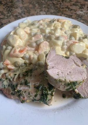 Una foto de Solomillo de cerdo con ensalada rusa