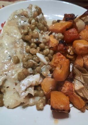 Una foto de Merluza con arvejas y salsa de roquefort
