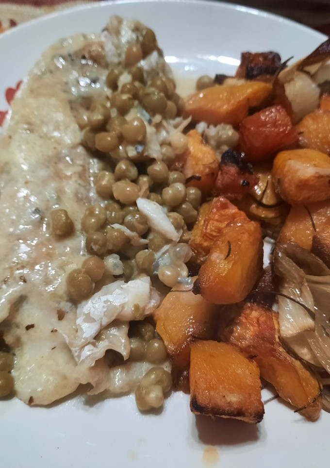 Una foto de Merluza con arvejas y salsa de roquefort