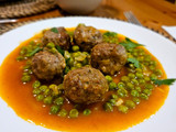 Albóndigas en salsa con guisantes