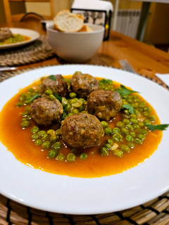 Una foto de Albóndigas en salsa con guisantes