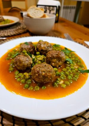 Una foto de Albóndigas en salsa con guisantes