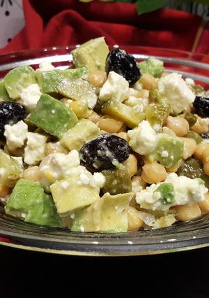 Une photo de Salade de pois chiches, avocat et feta