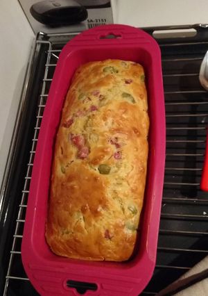Une photo de Cake salé au jambon et aux olives