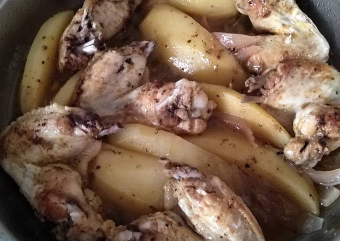 κύρια φωτογραφία συνταγής Φτερούγες κοτόπουλου με πατάτες