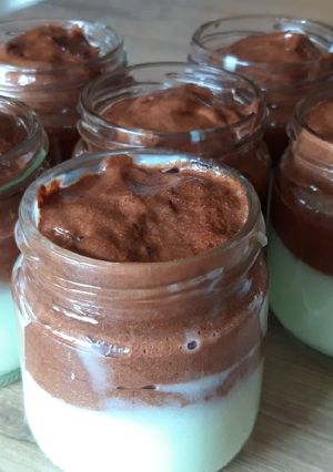 Une photo de Mousse au chocolat  sur un lit de crème à la pistache