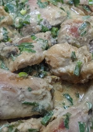 Una foto de Muslos de pollo al verdeo