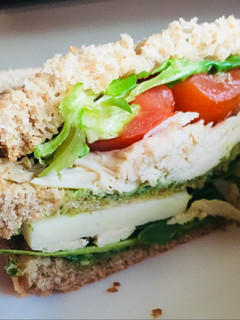 Una foto de Sándwich frío de pollo con queso y pesto de rúcula
