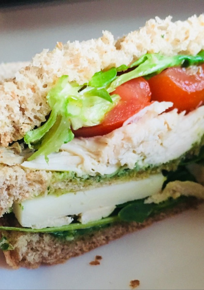 Una foto de Sándwich frío de pollo con queso y pesto de rúcula