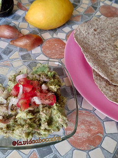 Una foto de Guacamole con atún
