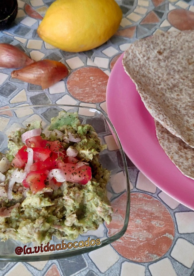 Una foto de Guacamole con atún