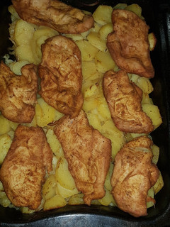 Gyors tepsis csirkemell ínyenc krumpliágyon recept fotója
