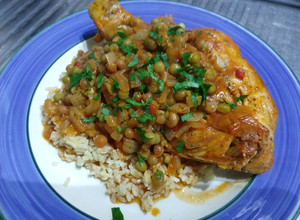 Una foto de Pollo arvejado con arroz