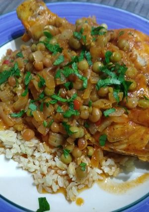 Una foto de Pollo arvejado con arroz