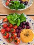 Ensalada de cherry orgánicos, albahaca, aceitunas Kalamata y provoleta de cabra 🥗 mi mediterránea ❣️