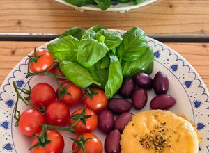 Una foto de Ensalada de cherry orgánicos, albahaca, aceitunas Kalamata y provoleta de cabra 🥗 mi mediterránea ❣️