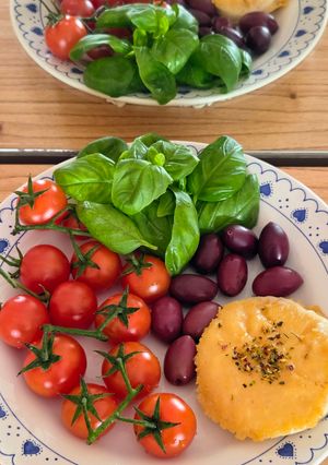 Una foto de Ensalada de cherry orgánicos, albahaca, aceitunas Kalamata y provoleta de cabra 🥗 mi mediterránea ❣️
