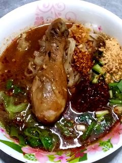 รูปของ เส้นหมี่หุ่นต้มยำน่องไก่