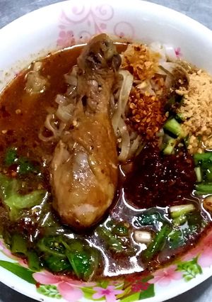 รูปของ เส้นหมี่หุ่นต้มยำน่องไก่