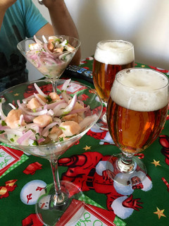 Una foto de Ceviche de Salmón y Camarón