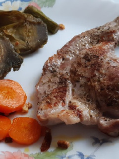 Una foto de Chuletas de cerdo deshuesadas con alcachofas y zanahoria