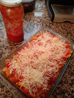 Una foto de Macarrones con pollo y tomate casero