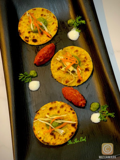 A picture of Lauki thepla with roasted bell pepper chutney.