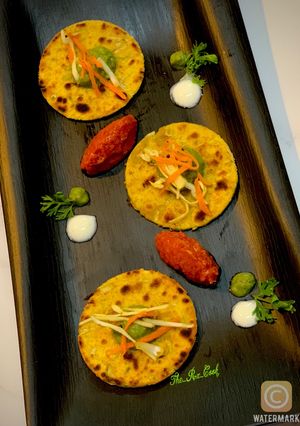 A picture of Lauki thepla with roasted bell pepper chutney.