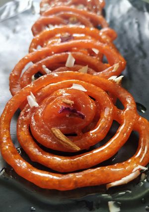 ઇન્સ્ટન્ટ ચોખા ની જલેબી (Instant Rice Jalebi Recipe In Gujarati) રેસીપી મુખ્ય ફોટો