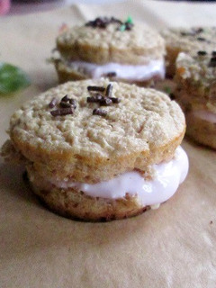 Una foto de Bizcochitos de melocotón con crema de yogurt (dietéticos)