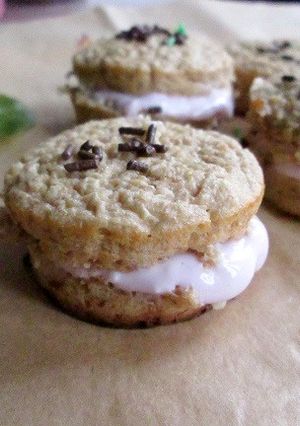 Foto principal de Bizcochitos de melocotón con crema de yogurt (dietéticos)