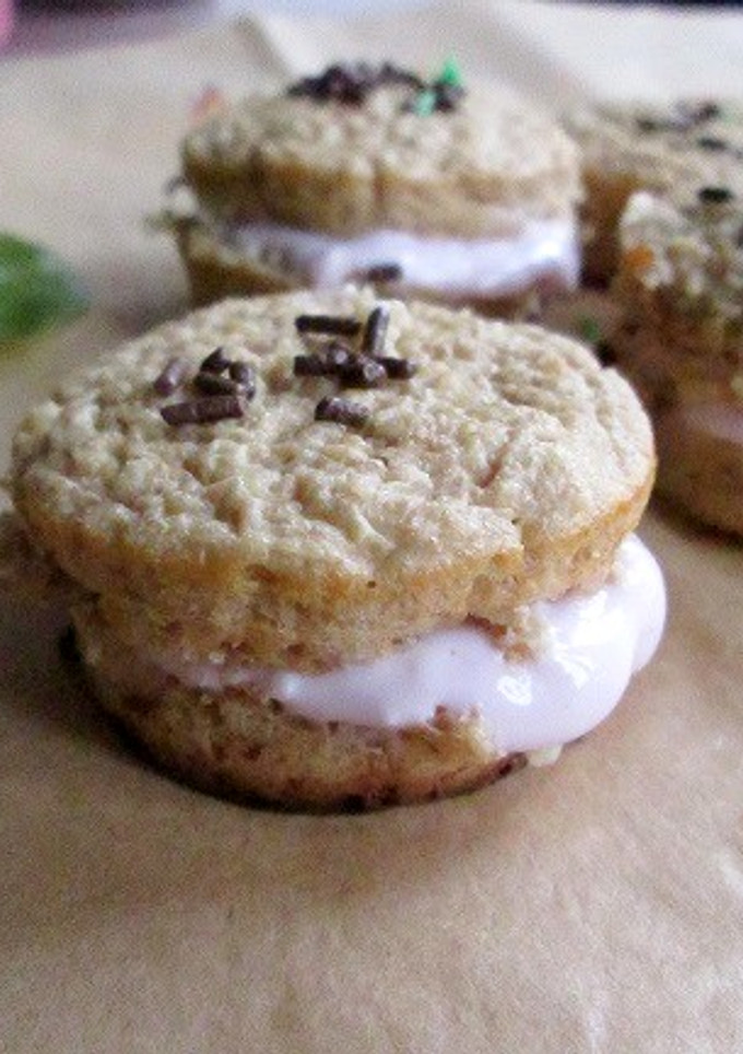 Una foto de Bizcochitos de melocotón con crema de yogurt (dietéticos)