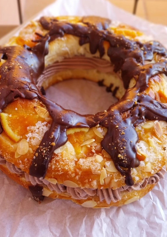 Una foto de Roscón de Reyes 2025 v3: Con ganache de chocolate y relleno de trufa de cacao