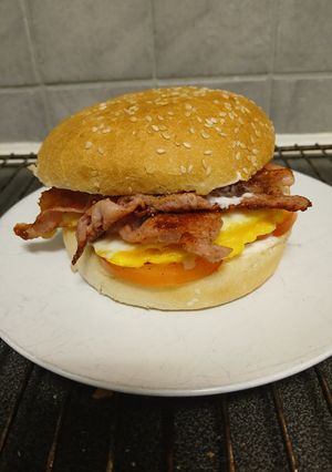 A picture of Egg 'n' Bacon Brekkie Burger.