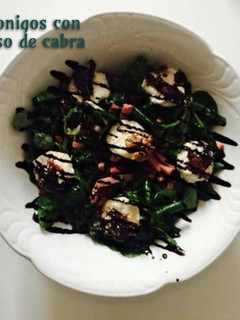 Una foto de Ensalada de canónigos, cabra, nueces y bacon