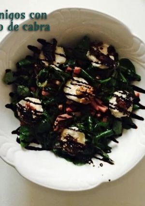Una foto de Ensalada de canónigos, cabra, nueces y bacon