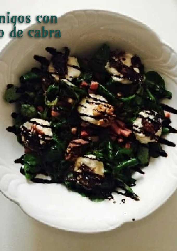 Una foto de Ensalada de canónigos, cabra, nueces y bacon