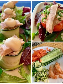 Una foto de Ensalada de arroz en dos presentaciones: rollitos de pepino o tomate relleno