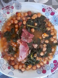 Una foto de Potaje de garbanzos con codillo y grelos
