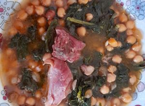 Foto principal de Potaje de garbanzos con codillo y grelos