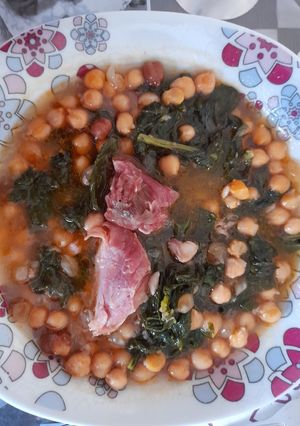 Una foto de Potaje de garbanzos con codillo y grelos