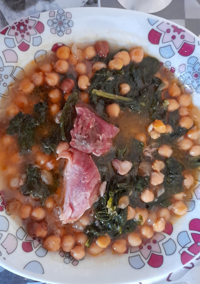 Una foto de Potaje de garbanzos con codillo y grelos