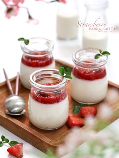 Foto resep Panna Cotta w/ homemade sauce (strawberry & blueberry)