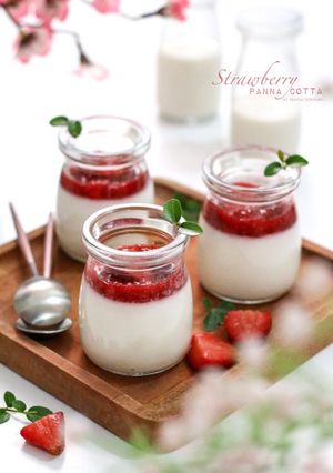 Foto resep Panna Cotta w/ homemade sauce (strawberry & blueberry)